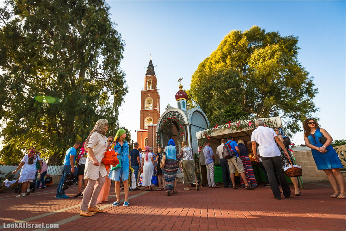 Освящение пасхальное снеди в русской церкви Петра и Тавифы в Яффо | LookAtIsrael.com - Фото путешествия по Израилю