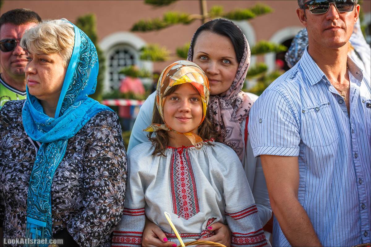 Освящение пасхальное снеди в русской церкви Петра и Тавифы в Яффо | LookAtIsrael.com - Фото путешествия по Израилю