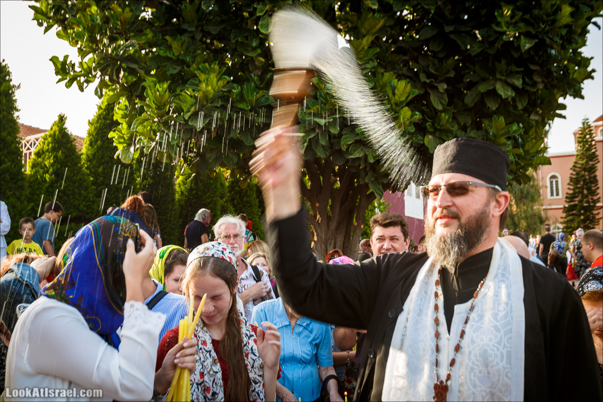 Освящение пасхальное снеди в русской церкви Петра и Тавифы в Яффо | LookAtIsrael.com - Фото путешествия по Израилю