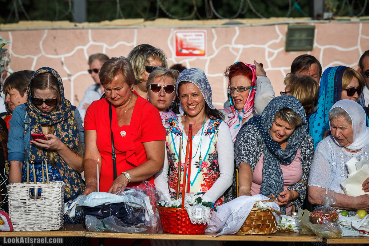 Освящение пасхальное снеди в русской церкви Петра и Тавифы в Яффо | LookAtIsrael.com - Фото путешествия по Израилю