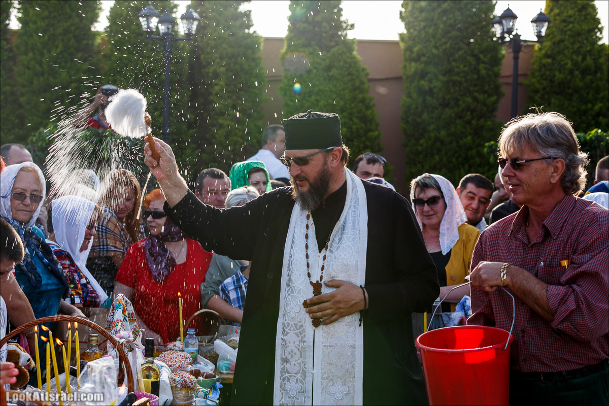 Освящение пасхальное снеди в русской церкви Петра и Тавифы в Яффо | LookAtIsrael.com - Фото путешествия по Израилю
