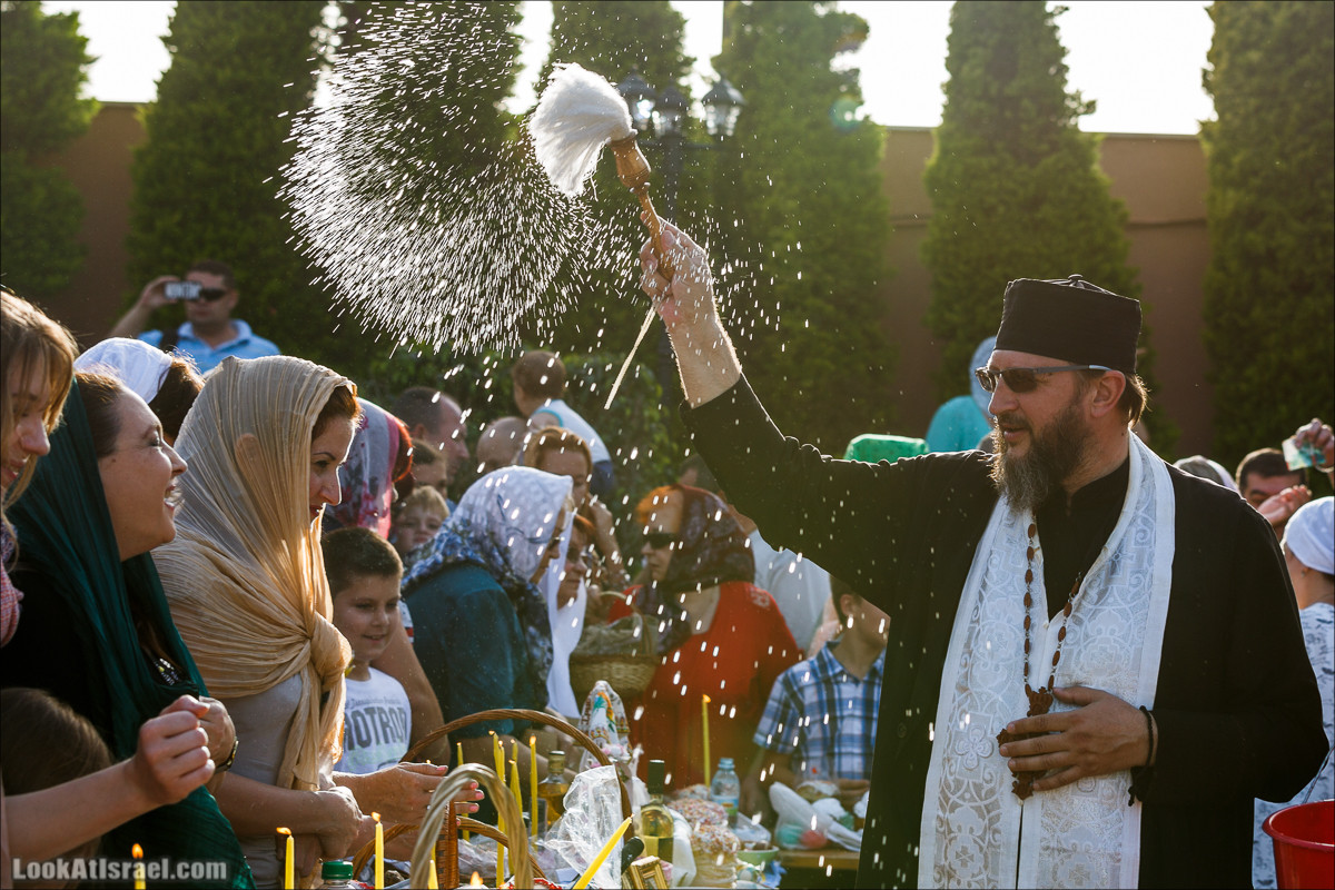 Освящение пасхальное снеди в русской церкви Петра и Тавифы в Яффо | LookAtIsrael.com - Фото путешествия по Израилю
