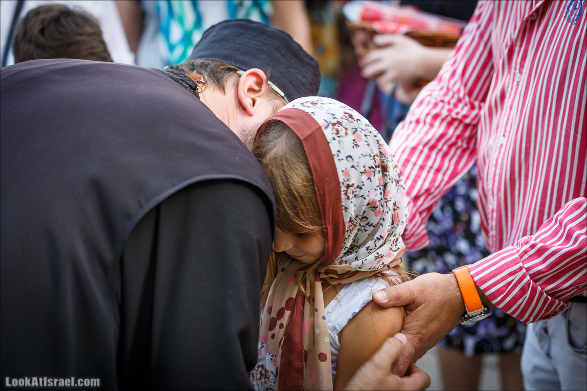 Освящение пасхальное снеди в русской церкви Петра и Тавифы в Яффо | LookAtIsrael.com - Фото путешествия по Израилю