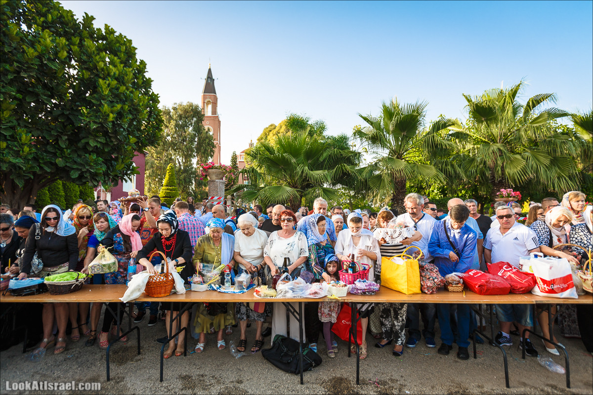 Освящение пасхальное снеди в русской церкви Петра и Тавифы в Яффо | LookAtIsrael.com - Фото путешествия по Израилю