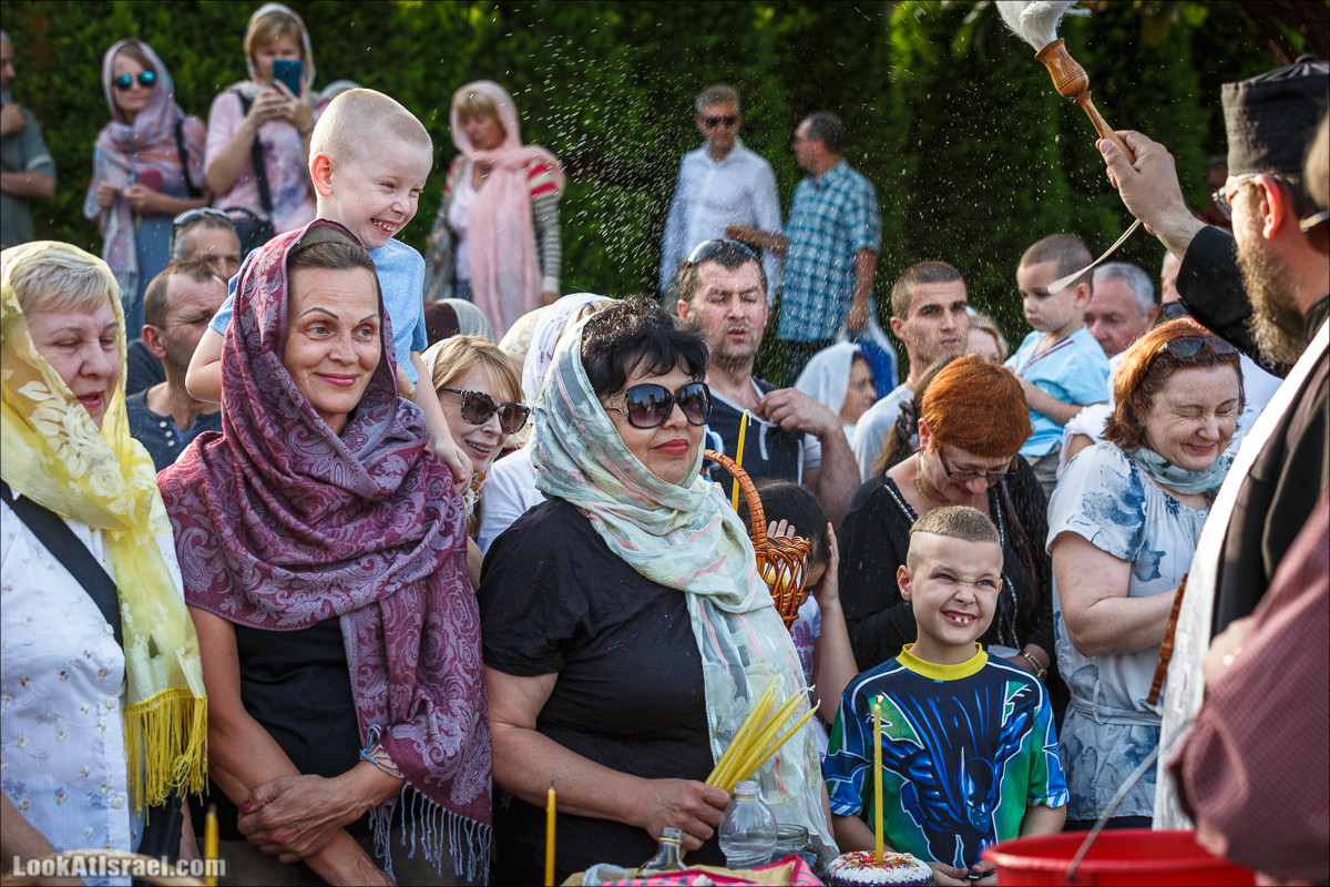 Освящение пасхальное снеди в русской церкви Петра и Тавифы в Яффо | LookAtIsrael.com - Фото путешествия по Израилю