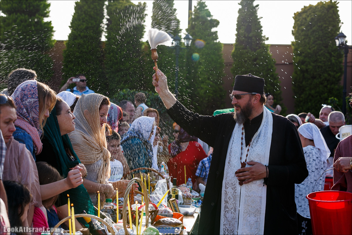 Освящение пасхальное снеди в русской церкви Петра и Тавифы в Яффо | LookAtIsrael.com - Фото путешествия по Израилю