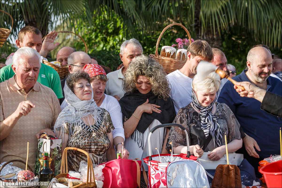 Освящение пасхальное снеди в русской церкви Петра и Тавифы в Яффо | LookAtIsrael.com - Фото путешествия по Израилю