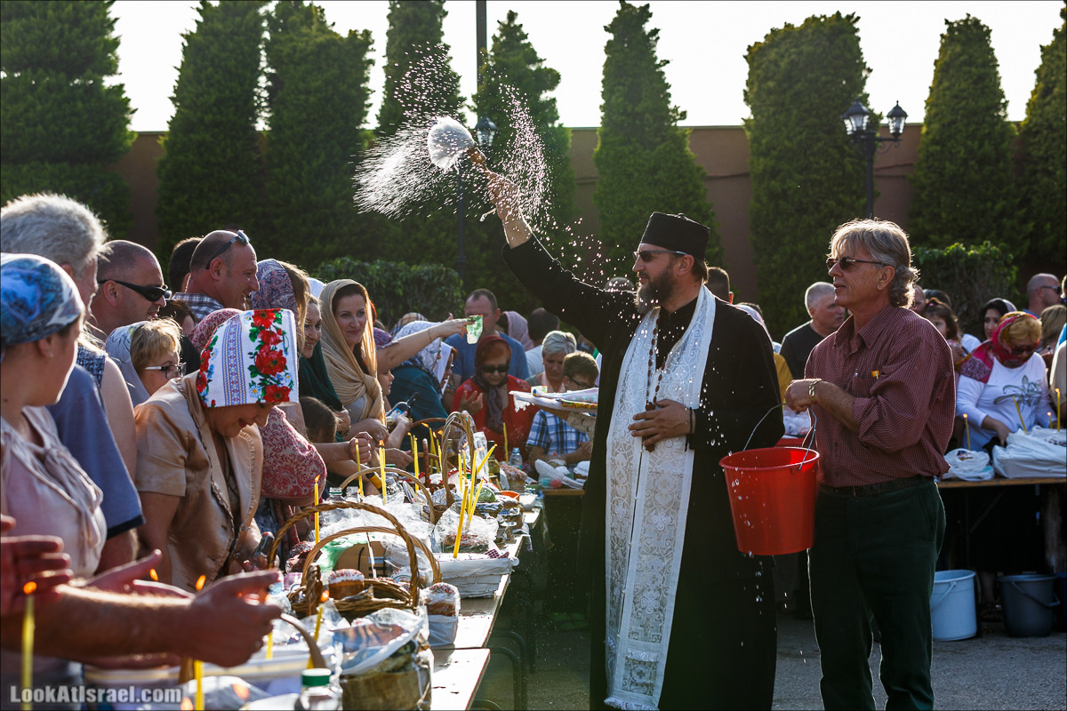 Освящение пасхальное снеди в русской церкви Петра и Тавифы в Яффо | LookAtIsrael.com - Фото путешествия по Израилю
