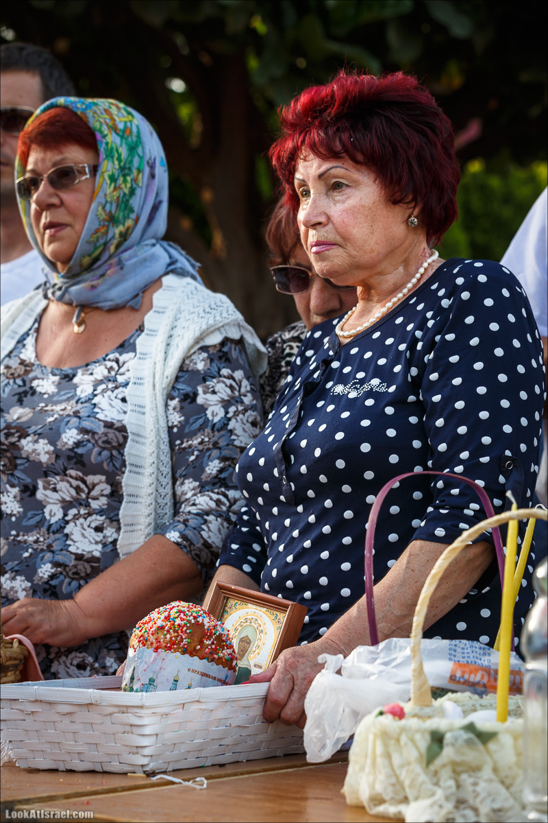 Освящение пасхальное снеди в русской церкви Петра и Тавифы в Яффо | LookAtIsrael.com - Фото путешествия по Израилю