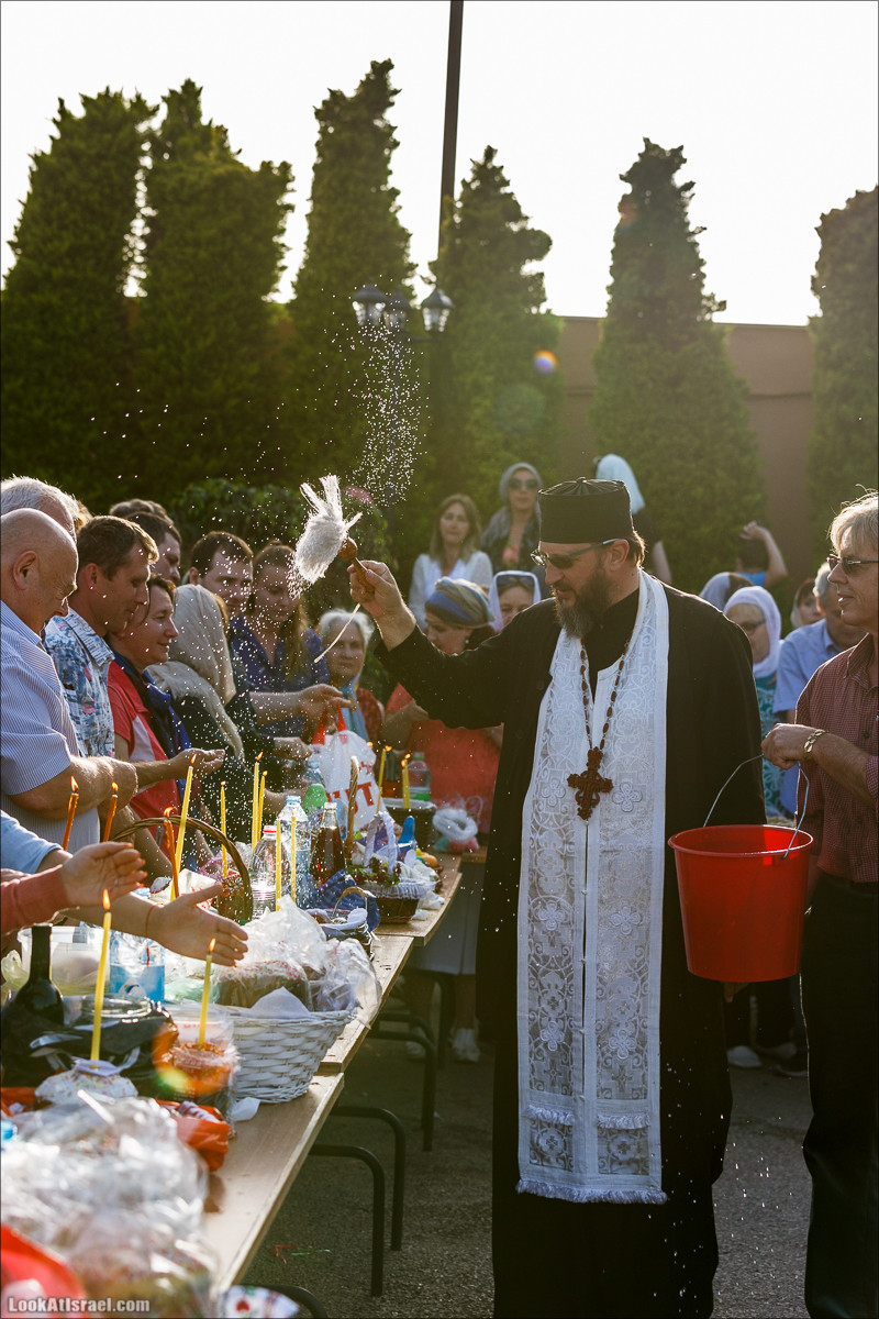Освящение пасхальное снеди в русской церкви Петра и Тавифы в Яффо | LookAtIsrael.com - Фото путешествия по Израилю