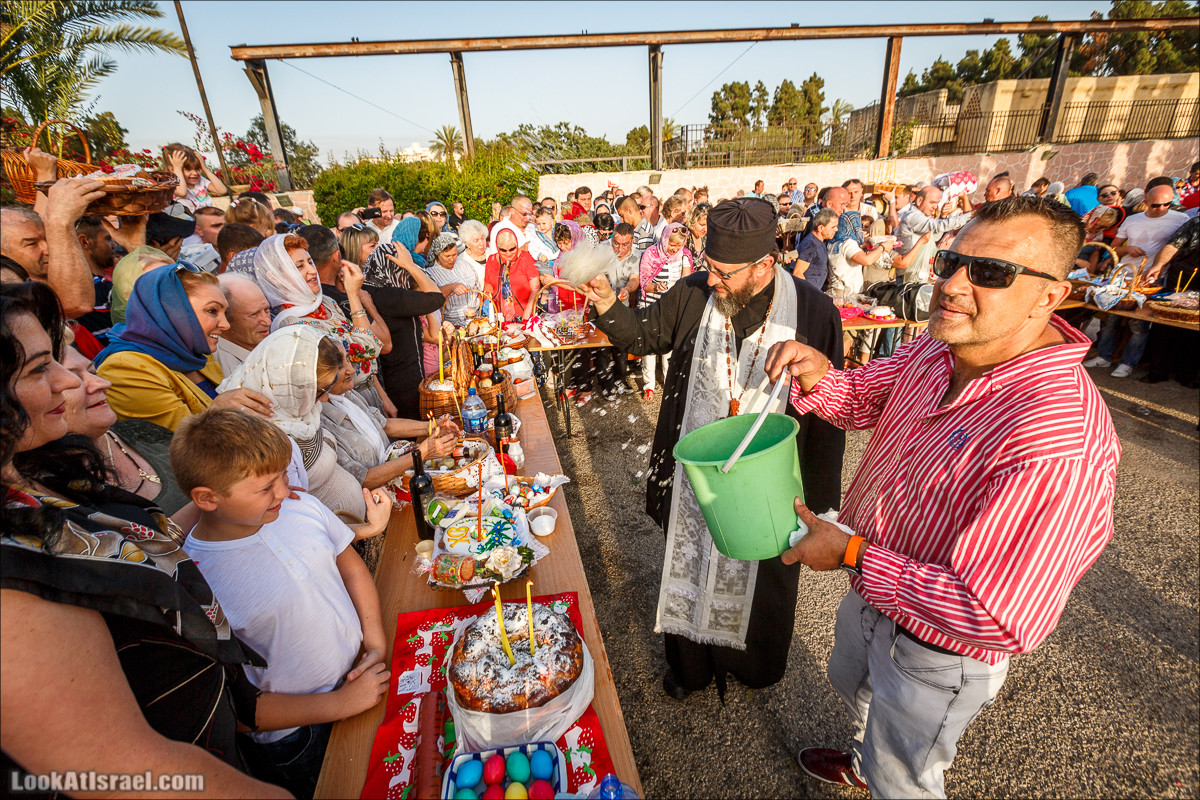 Освящение пасхальное снеди в русской церкви Петра и Тавифы в Яффо | LookAtIsrael.com - Фото путешествия по Израилю