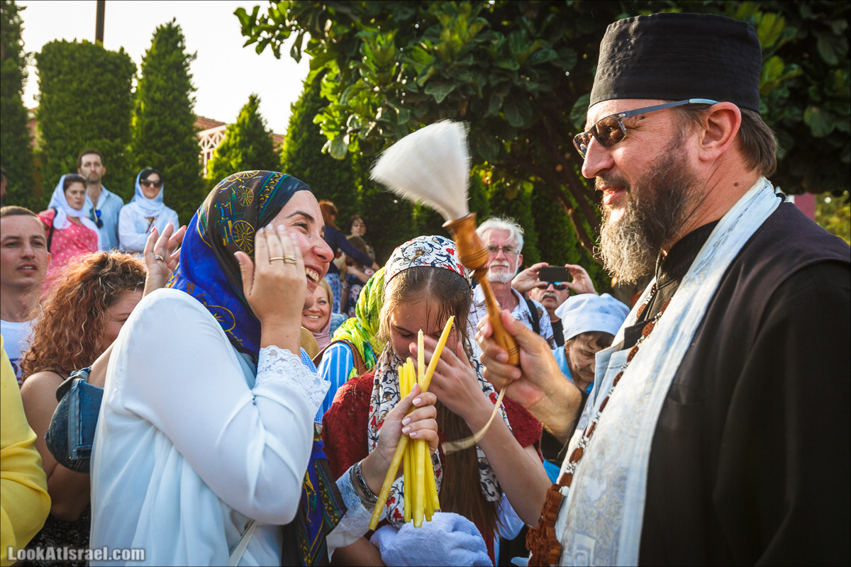 Освящение пасхальное снеди в русской церкви Петра и Тавифы в Яффо | LookAtIsrael.com - Фото путешествия по Израилю