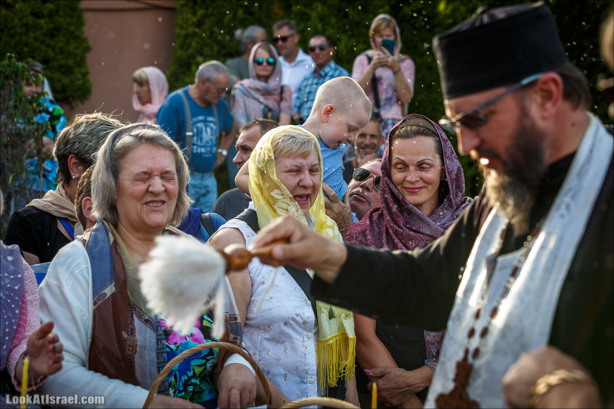 Освящение пасхальное снеди в русской церкви Петра и Тавифы в Яффо | LookAtIsrael.com - Фото путешествия по Израилю
