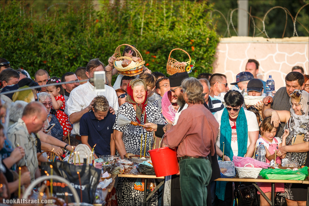 Освящение пасхальное снеди в русской церкви Петра и Тавифы в Яффо | LookAtIsrael.com - Фото путешествия по Израилю