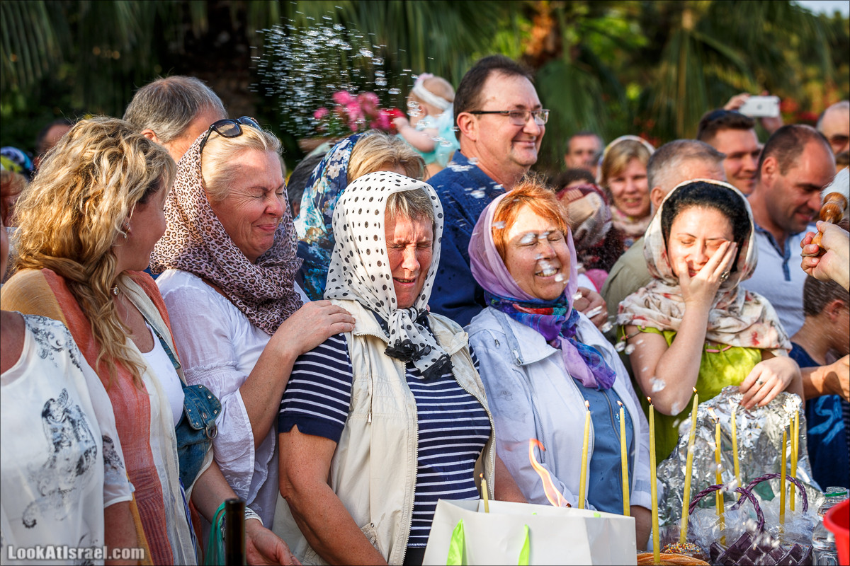 Освящение пасхальное снеди в русской церкви Петра и Тавифы в Яффо | LookAtIsrael.com - Фото путешествия по Израилю