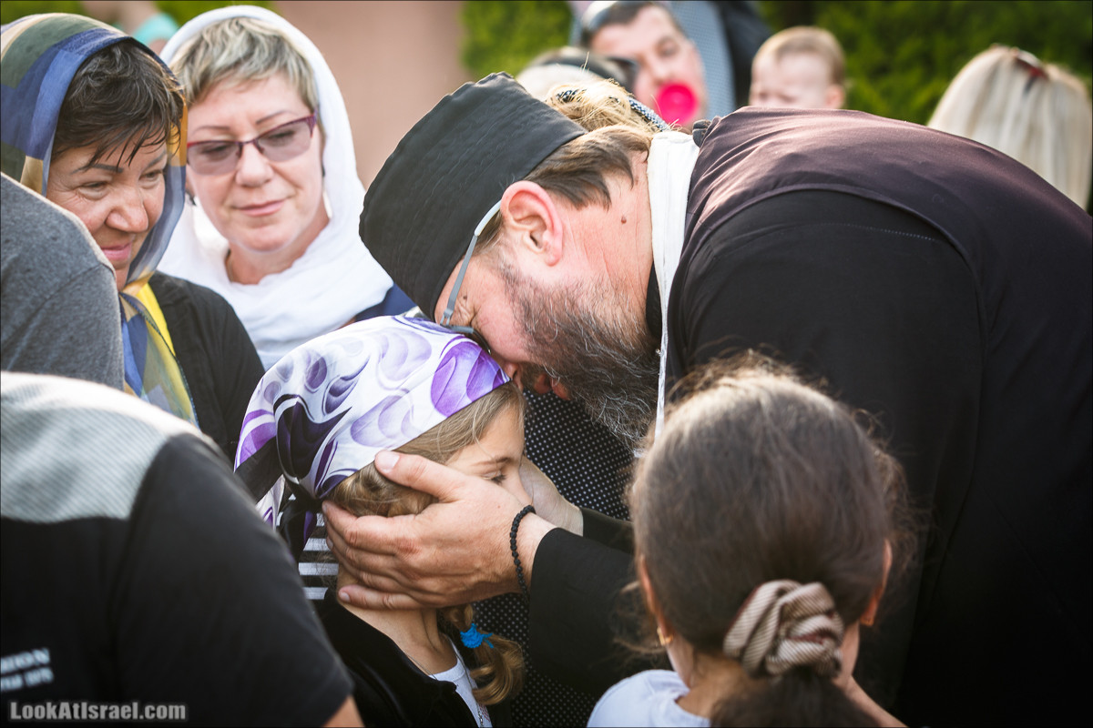 Освящение пасхальное снеди в русской церкви Петра и Тавифы в Яффо | LookAtIsrael.com - Фото путешествия по Израилю