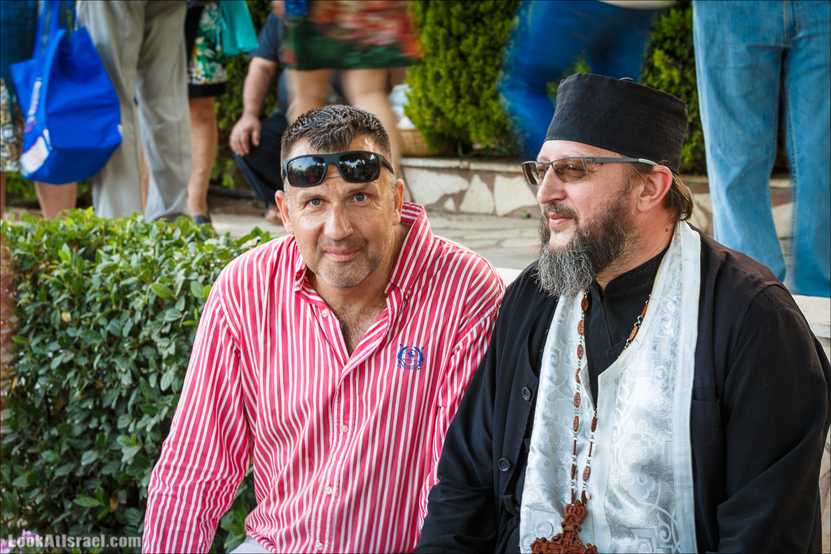 Освящение пасхальное снеди в русской церкви Петра и Тавифы в Яффо | LookAtIsrael.com - Фото путешествия по Израилю