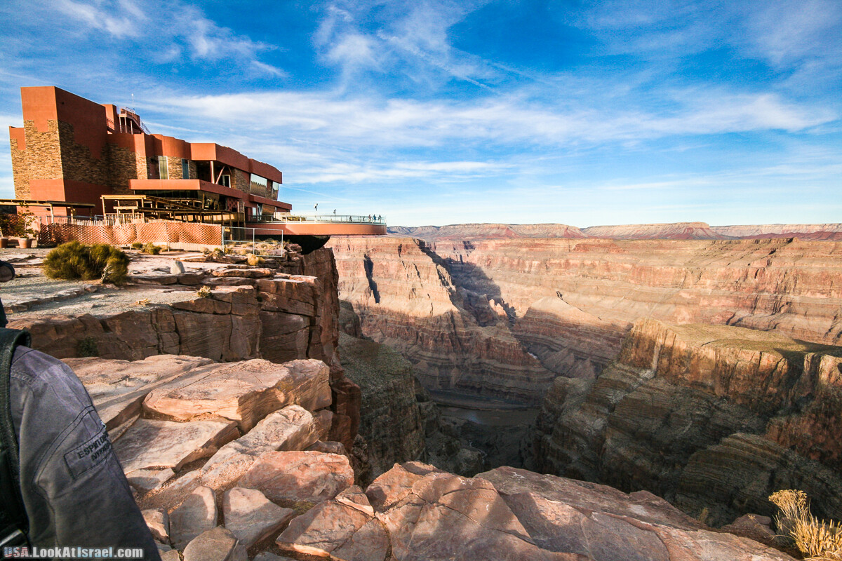 Skywalk - обзорная площадка с прозрачным полом над Большим Каньоном | LookAtIsrael.com - Фото путешествия по Израилю