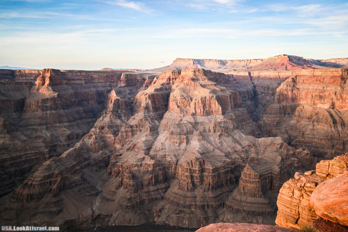 Skywalk - обзорная площадка с прозрачным полом над Большим Каньоном | LookAtIsrael.com - Фото путешествия по Израилю