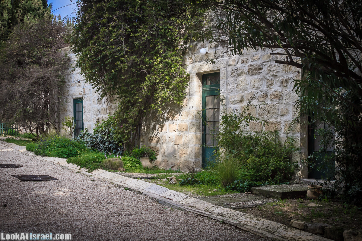 Бенедиктинский монастырь в Абу Гош | LookAtIsrael.com - Фото путешествия по Израилю