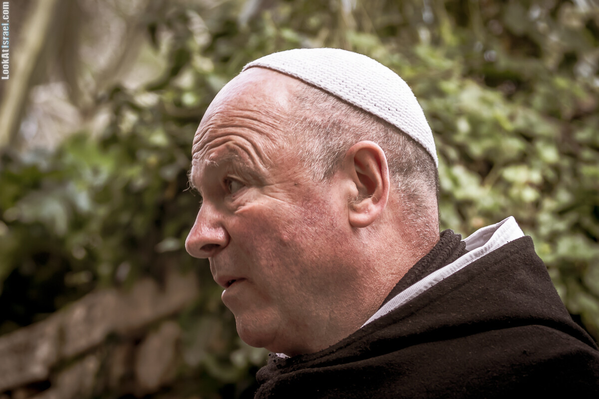 Монах брат Оливье в бенедиктианском монастыре в Абу Гош | LookAtIsrael.com - Фото путешествия по Израилю