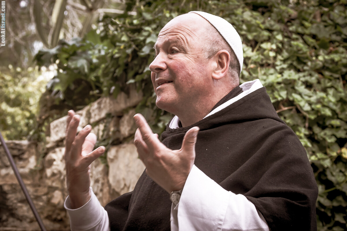 Монах брат Оливье в бенедиктианском монастыре в Абу Гош | LookAtIsrael.com - Фото путешествия по Израилю
