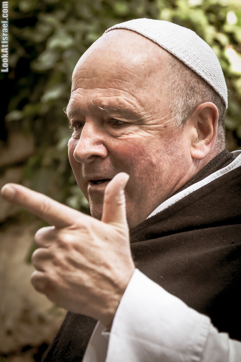 Монах брат Оливье в бенедиктианском монастыре в Абу Гош | LookAtIsrael.com - Фото путешествия по Израилю