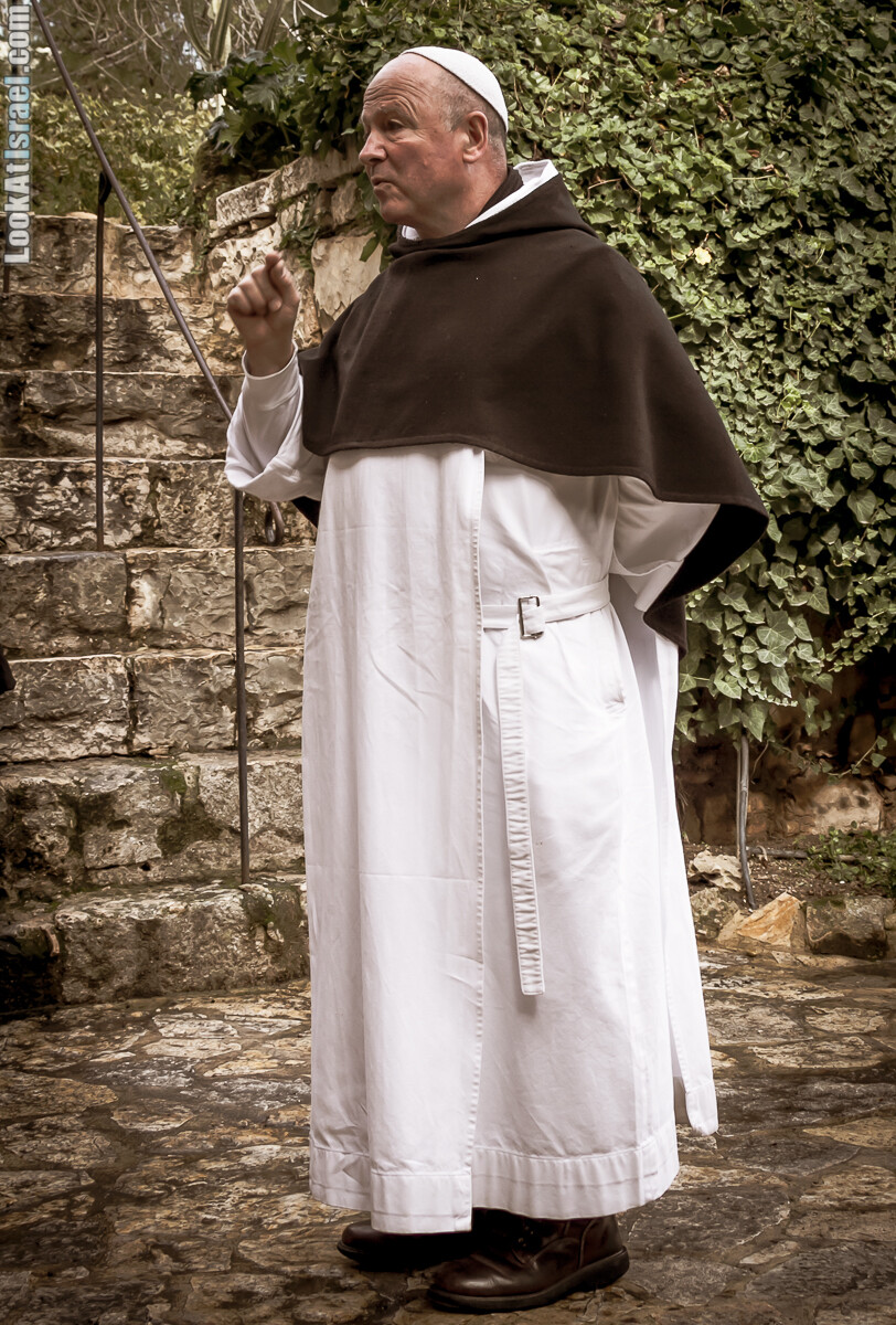 Монах брат Оливье в бенедиктианском монастыре в Абу Гош | LookAtIsrael.com - Фото путешествия по Израилю