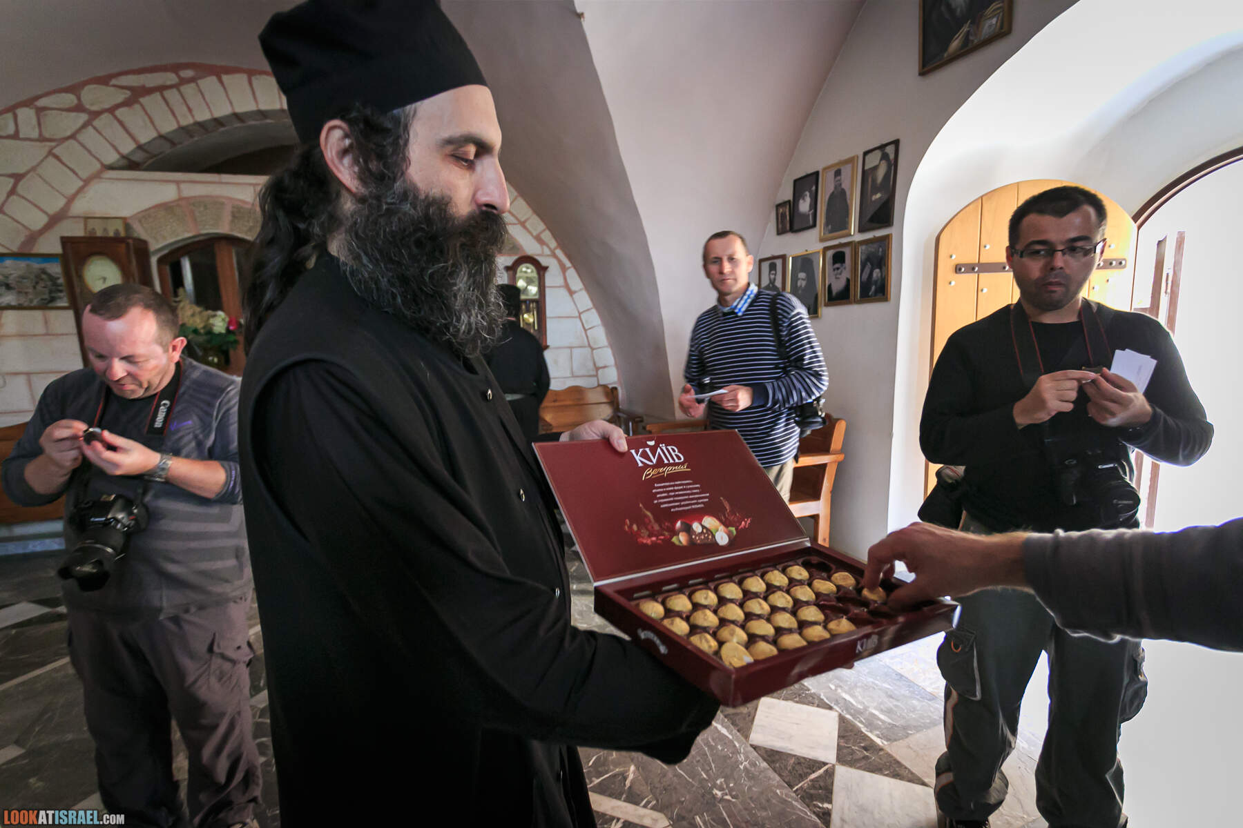 Монах Феоктист в Монастыре Мар Саба угощает паломников конфетами Вечерний Киев