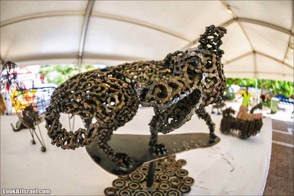 Выставка собак, созданных Нирит Левав из велосипедных цепей | LookAtIsrael.com - Фото путешествия по Израилю