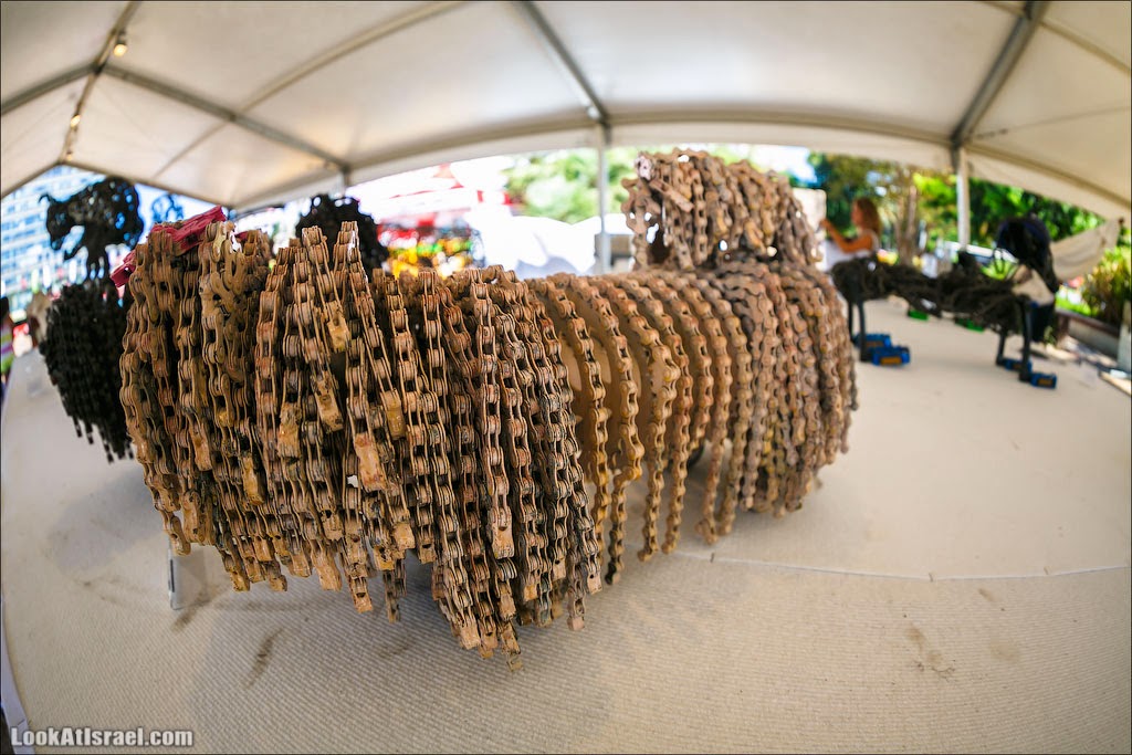 Выставка собак, созданных Нирит Левав из велосипедных цепей | LookAtIsrael.com - Фото путешествия по Израилю