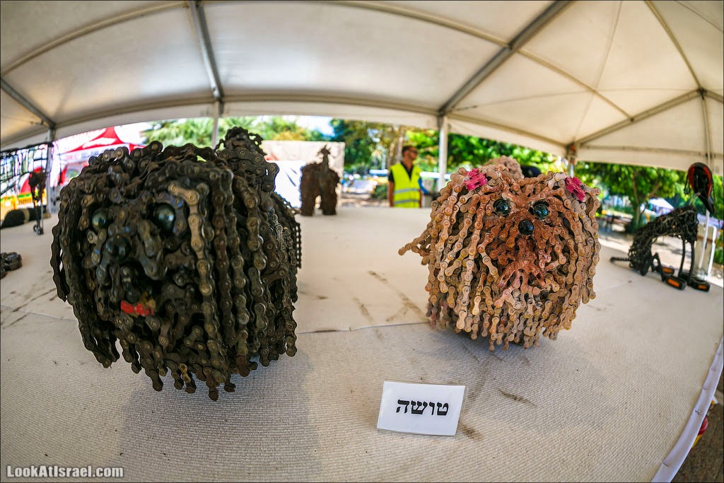 Выставка собак, созданных Нирит Левав из велосипедных цепей | LookAtIsrael.com - Фото путешествия по Израилю