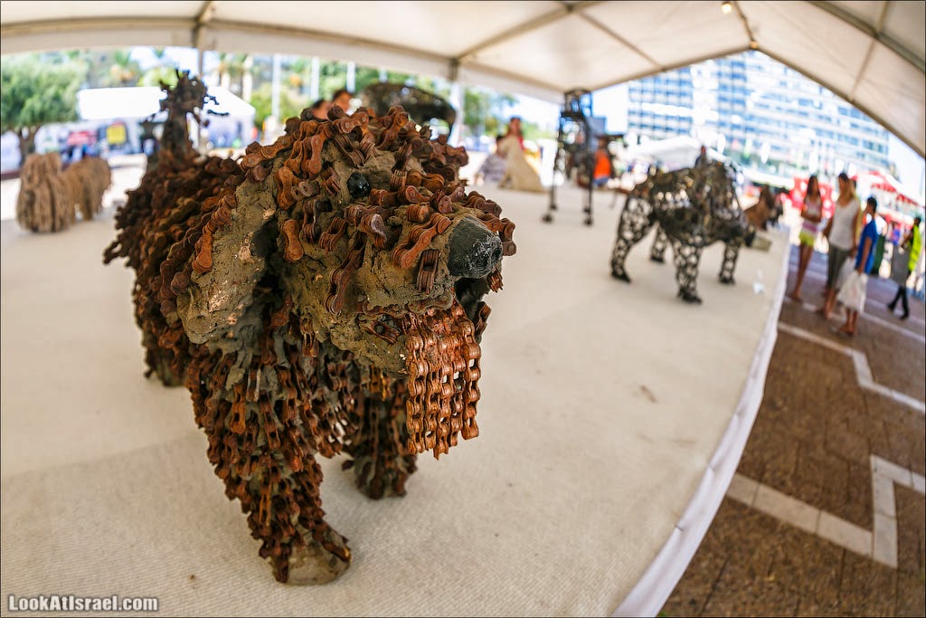 Выставка собак, созданных Нирит Левав из велосипедных цепей | LookAtIsrael.com - Фото путешествия по Израилю