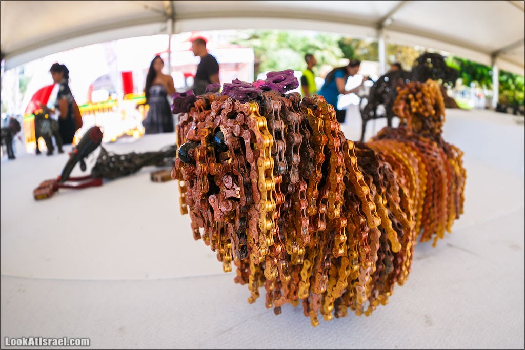 Выставка собак, созданных Нирит Левав из велосипедных цепей | LookAtIsrael.com - Фото путешествия по Израилю