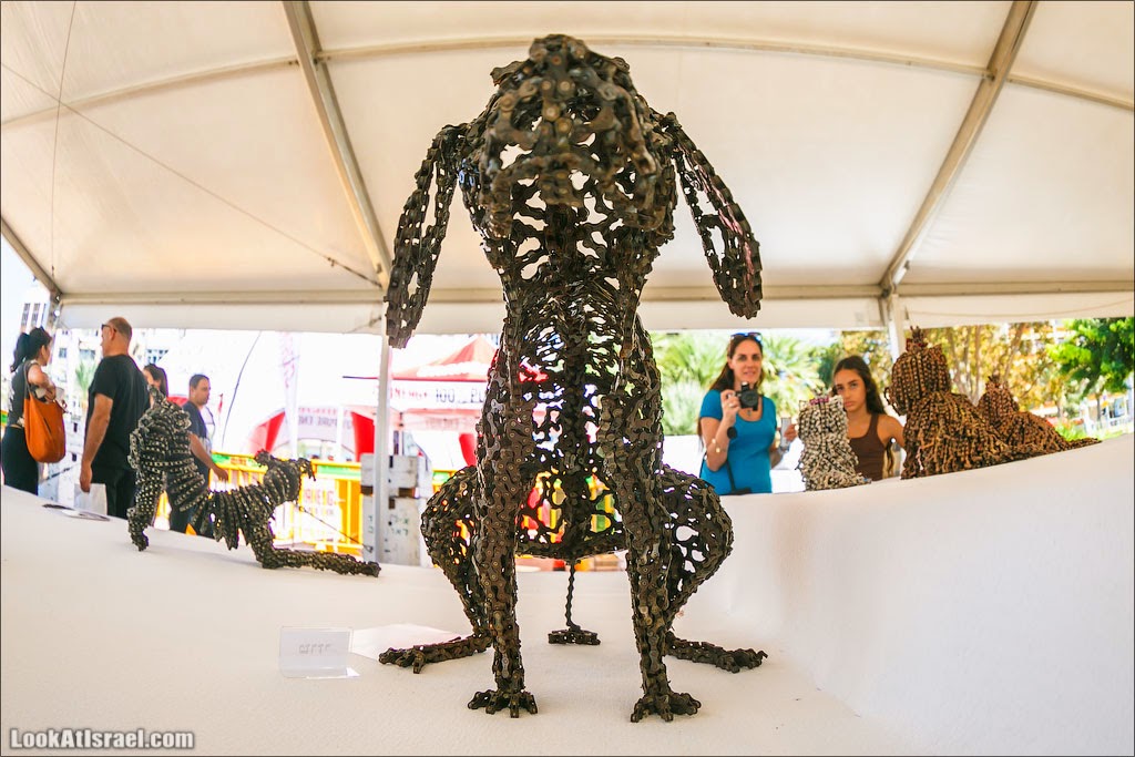 Выставка собак, созданных Нирит Левав из велосипедных цепей | LookAtIsrael.com - Фото путешествия по Израилю