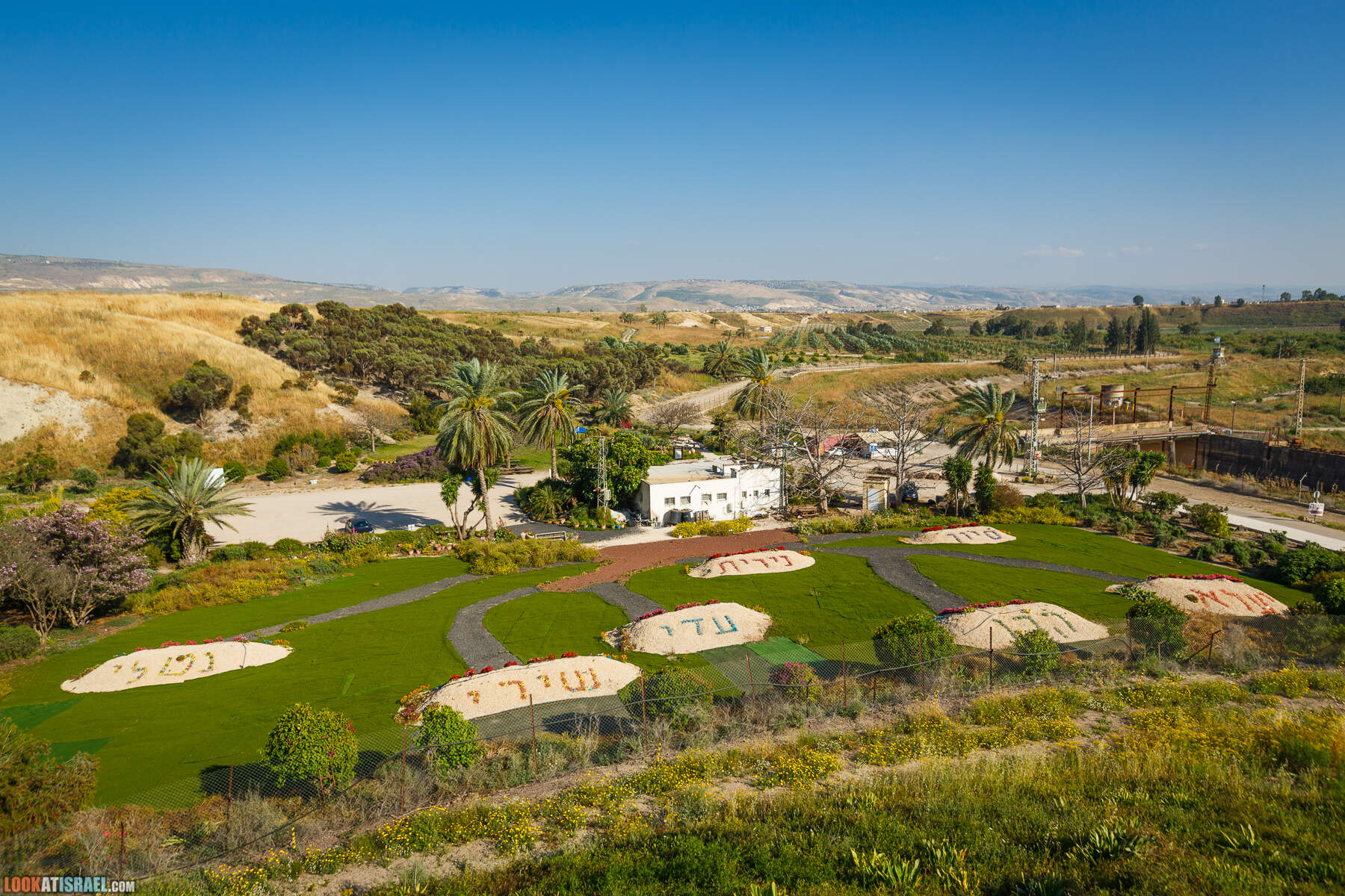 Холм сорванных цветов - Мемориал памяти убитым школьницам в Наараим