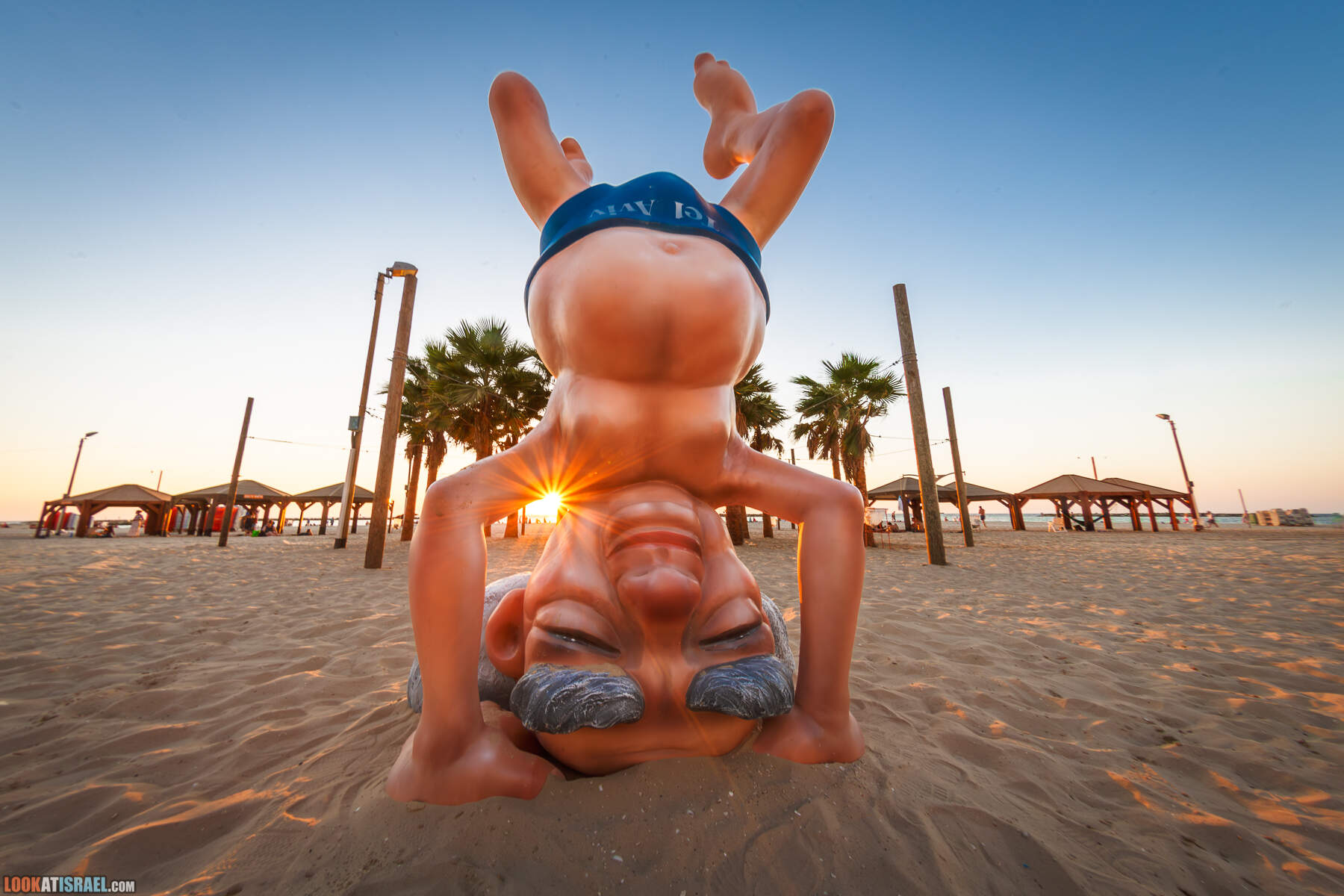 Статуя Бен-Гуриона, стоящего на голове на пляже Тель-Авива