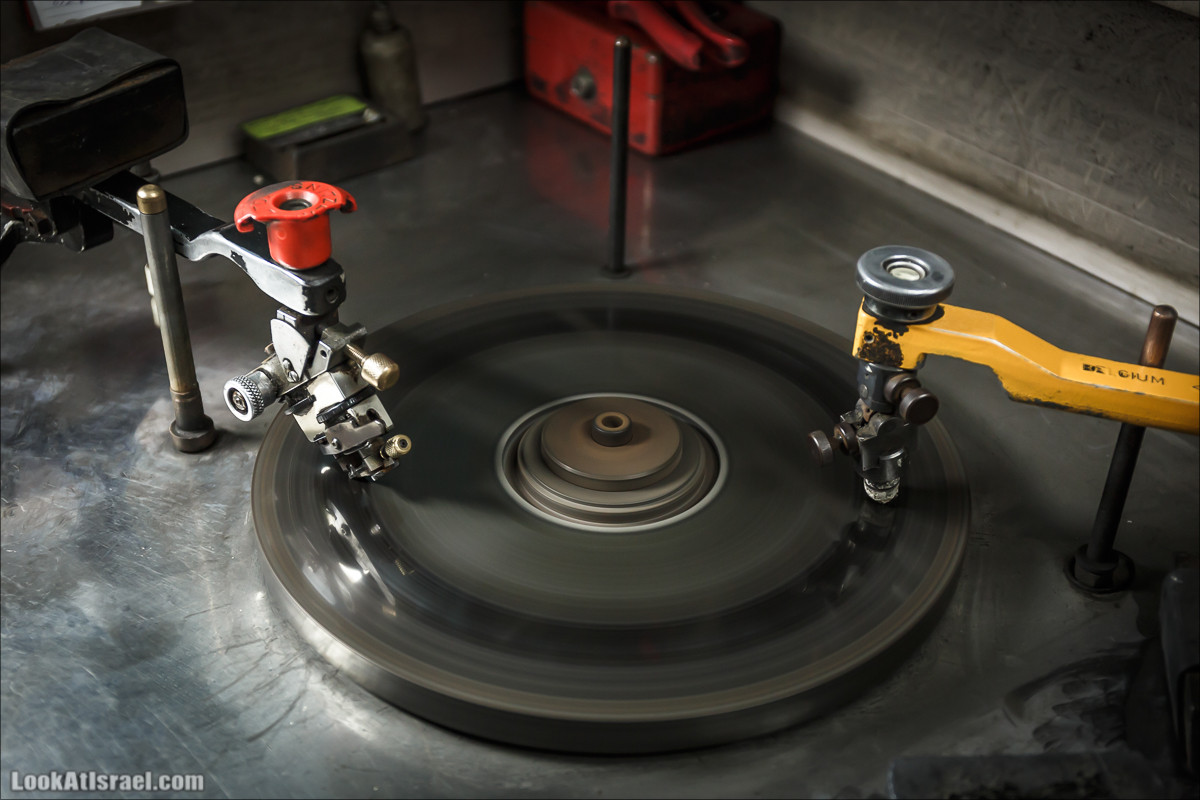 Обработка бриллиантов на алмазной бирже в Рамат Гане | LookAtIsrael.com - Фото путешествия по Израилю