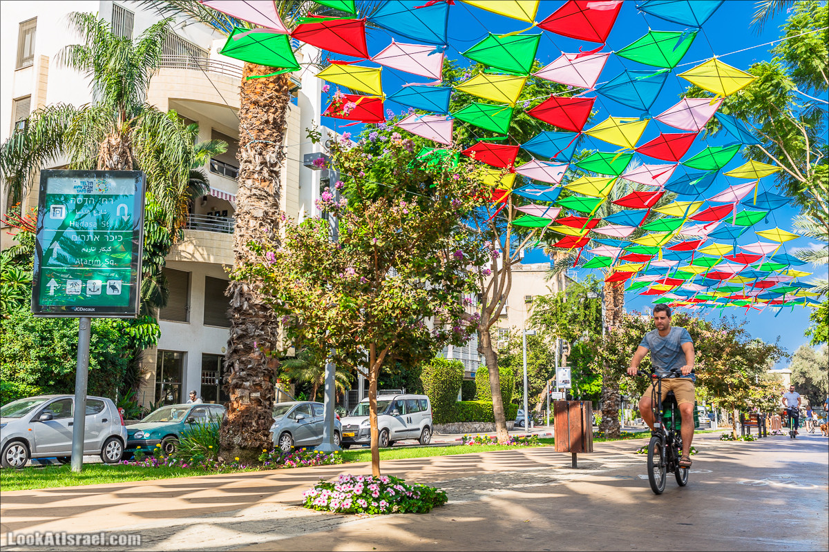 Бульвар Бен-Гурион в Тель-Авиве в тени воздушных змеев | LookAtIsrael.com - Фото путешествия по Израилю