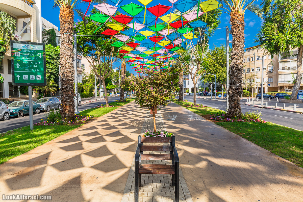 Бульвар Бен-Гурион в Тель-Авиве в тени воздушных змеев | LookAtIsrael.com - Фото путешествия по Израилю