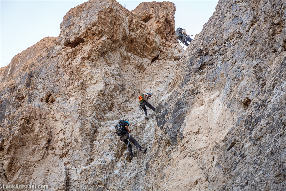 Нахаль Кумран - спуск по верёвкам | LookAtIsrael.com - Фото путешествия по Израилю