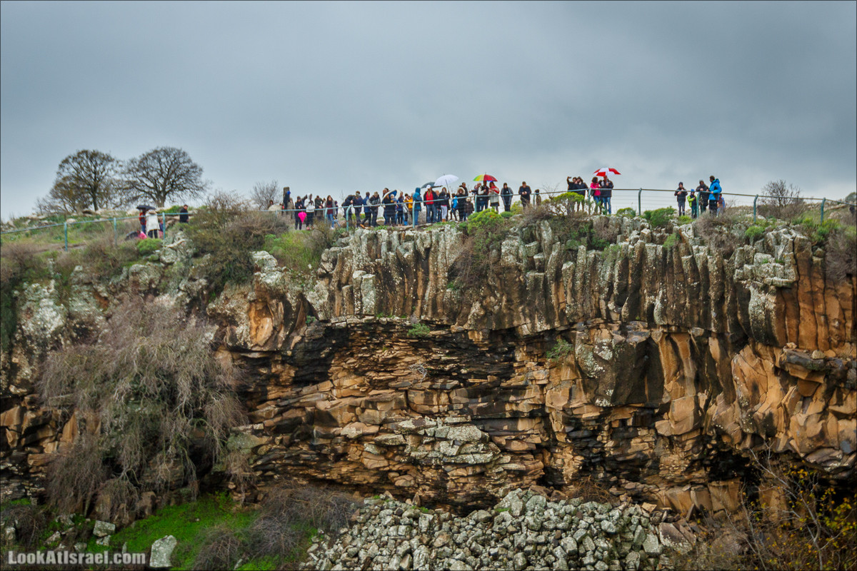 Стена шестиугольников у водопада Аит, Голанские высоты - водопады и исторические места | LookAtIsrael.com - Фото путешествия по Израилю