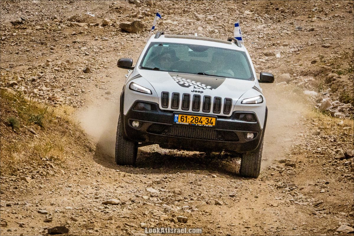 Jeep Cherokee Trailhawk в Иудейской пустыне | LookAtIsrael.com - Фото путешествия по Израилю