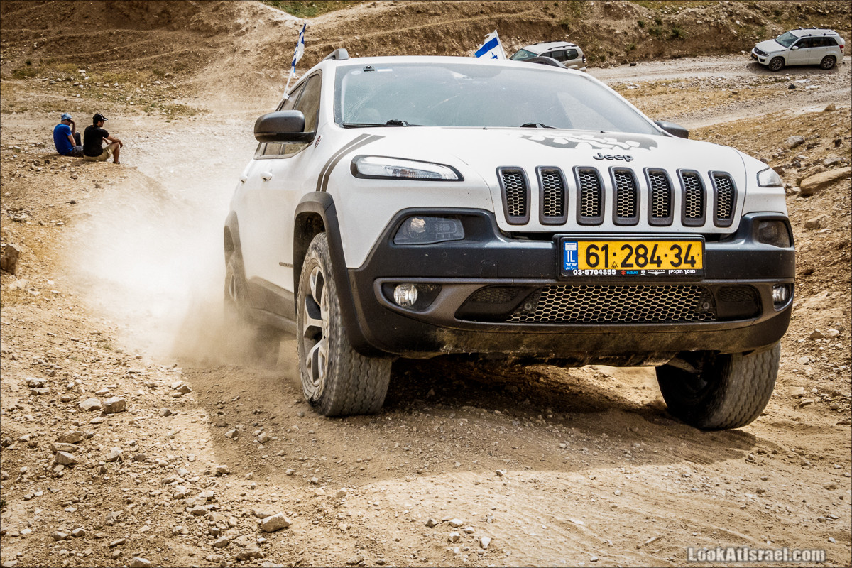 Jeep Cherokee Trailhawk в Иудейской пустыне | LookAtIsrael.com - Фото путешествия по Израилю