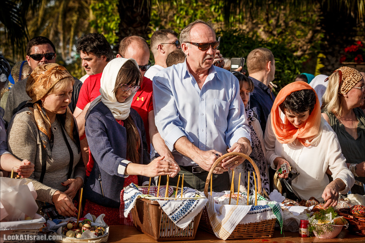 Пасхальное освящение куличей в церкви Тавифы в Яффо | LookAtIsrael.com - Фото путешествия по Израилю