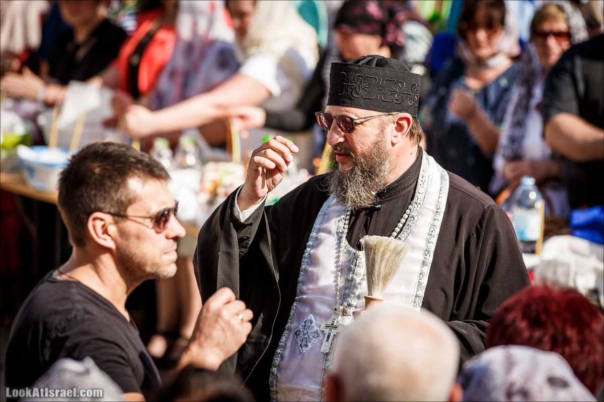 Пасхальное освящение куличей в церкви Тавифы в Яффо | LookAtIsrael.com - Фото путешествия по Израилю