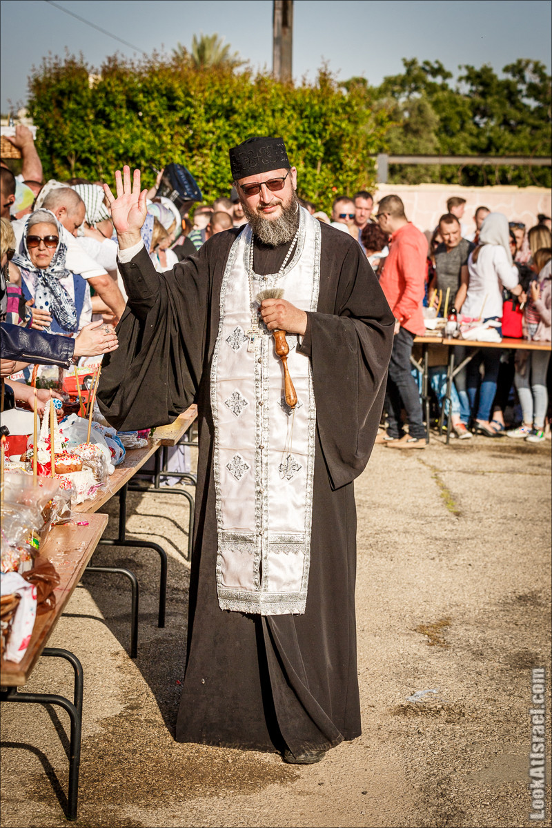 Пасхальное освящение куличей в церкви Тавифы в Яффо | LookAtIsrael.com - Фото путешествия по Израилю
