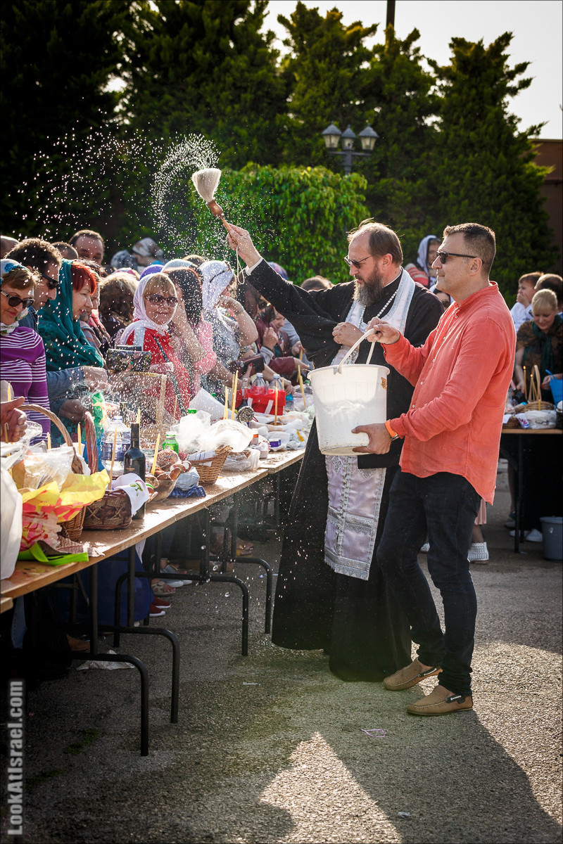Пасхальное освящение куличей в церкви Тавифы в Яффо | LookAtIsrael.com - Фото путешествия по Израилю