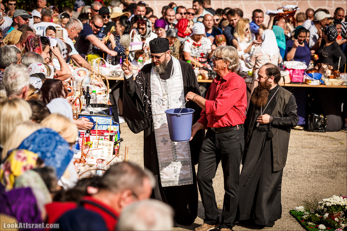 Пасхальное освящение куличей в церкви Тавифы в Яффо | LookAtIsrael.com - Фото путешествия по Израилю