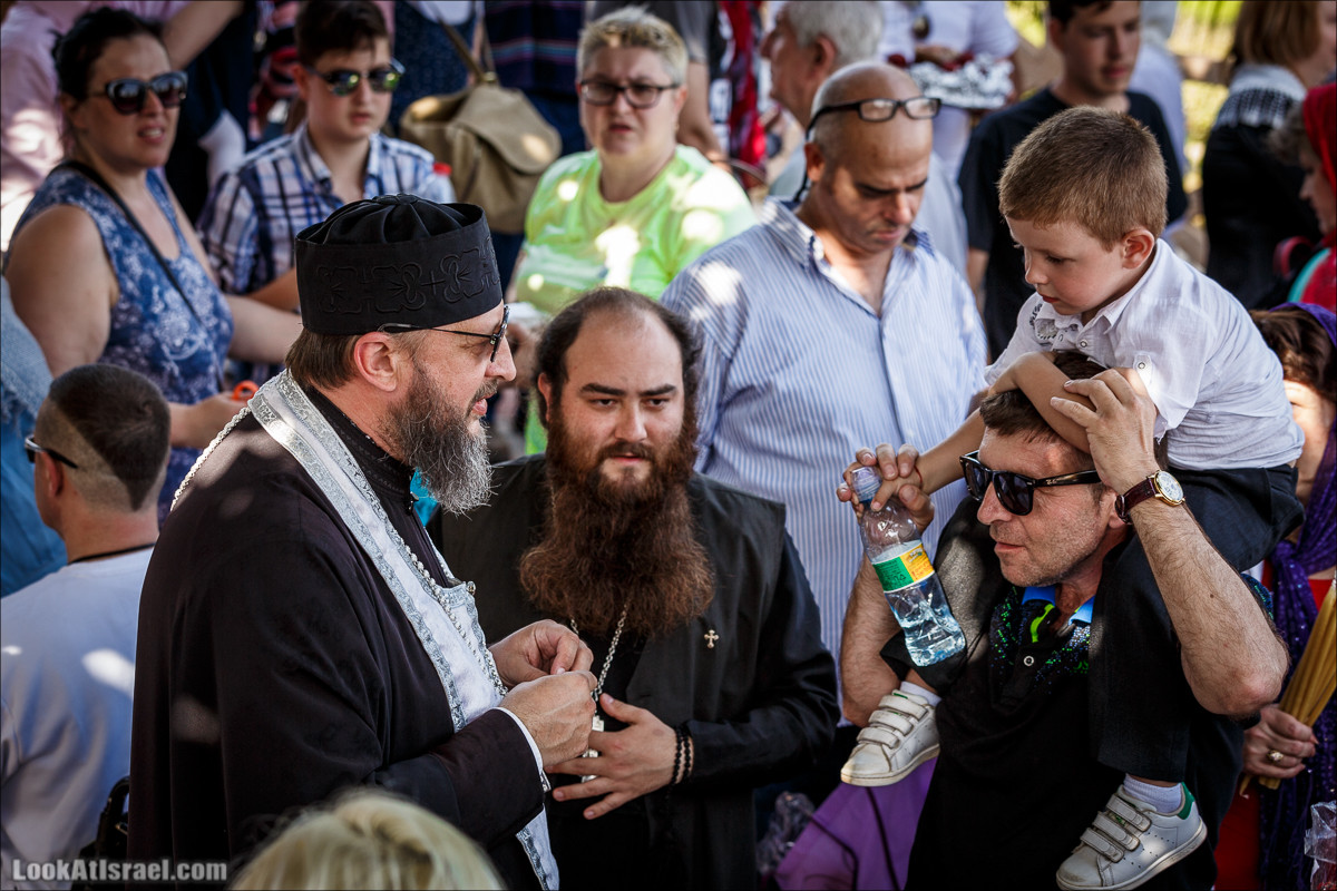 Пасхальное освящение куличей в церкви Тавифы в Яффо | LookAtIsrael.com - Фото путешествия по Израилю